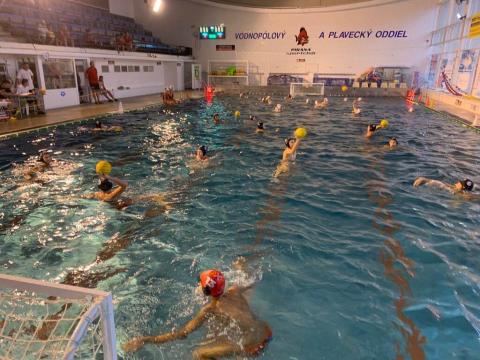 ml-ziaci-xbs-water-polo-topolcany-bazen